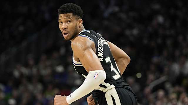 Milwaukee Bucks forward Giannis Antetokounmpo (34) looks over his shoulder 